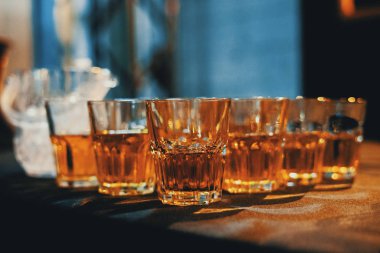 Klasik alkol içeceği. Viski, eski moda bardaklarda.