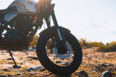 Cafe yarışçısı modu olan eski moda bir araç.