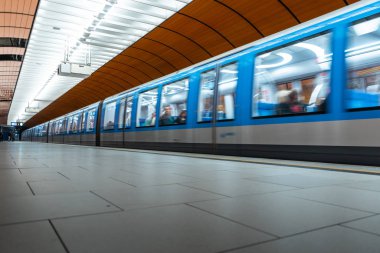 Gelecekçi tasarımı ve turuncu V ile Münih metro istasyonu