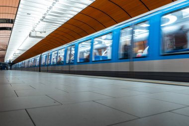 Gelecekçi tasarımı ve turuncu V ile Münih metro istasyonu
