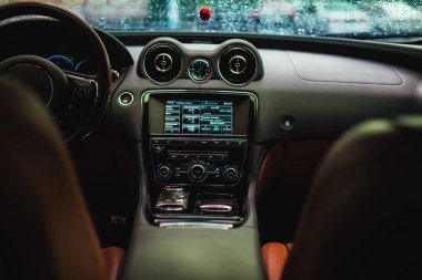 Deri koltukları ve modern elektrosuyla modern araba lüks tasarımı.