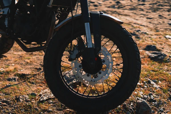 Old style spoked motorcycle wheel with disk brakes — Stock Photo, Image