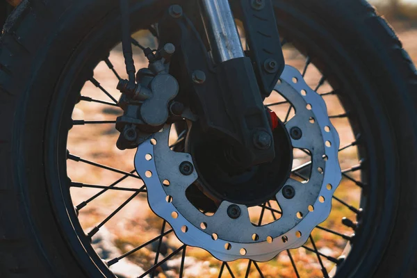 Roue de moto à rayons de style ancien avec freins à disque — Photo