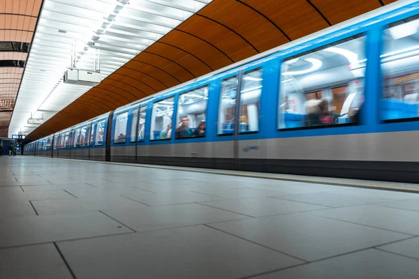 Gelecekçi tasarımı ve turuncu V ile Münih metro istasyonu