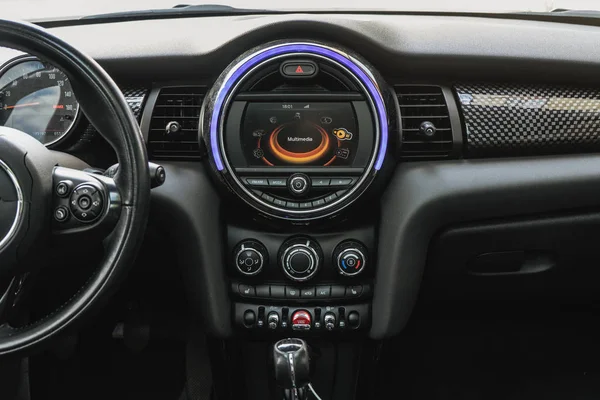 Renkli aydınlatma ve sevgilisiyle modern araba multimedya sistemi — Stok fotoğraf