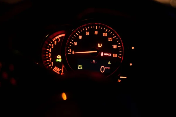 Moderne auto dashboard met snelheidsmeter, toerentalmeter en indicatoren — Stockfoto