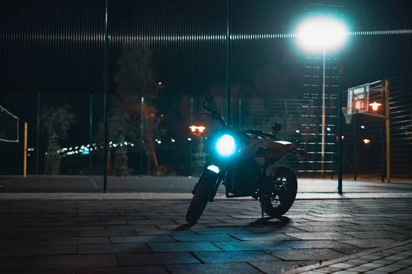 Cafe racer scrambler μοτοσικλέτα, ντεμοντέ όχημα με λειτουργία — Φωτογραφία Αρχείου