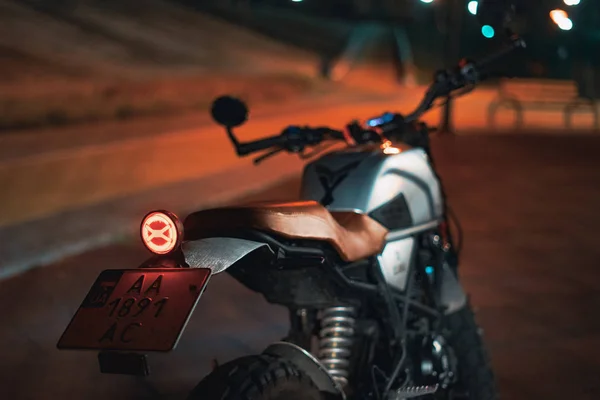 Кафе-гонщик на мотоцикле, старомодное транспортное средство с режимом — стоковое фото