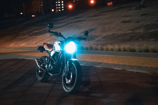 Cafe piloto scrambler motocicleta, veículo à moda antiga com modo — Fotografia de Stock