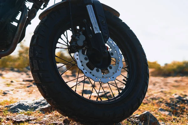 Roue de moto à rayons de style ancien avec freins à disque — Photo