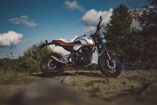 Cafe piloto scrambler motocicleta, veículo à moda antiga com modo — Fotografia de Stock