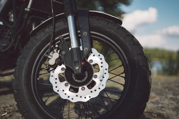 Velho estilo spoked roda de motocicleta com freios a disco — Fotografia de Stock