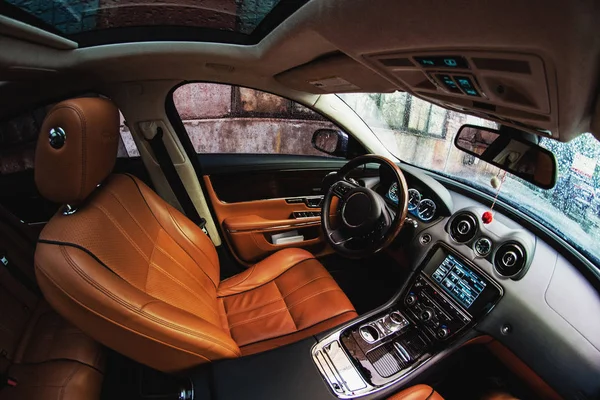 Mobil modern interior mewah dengan kursi kulit dan elektro modern — Stok Foto