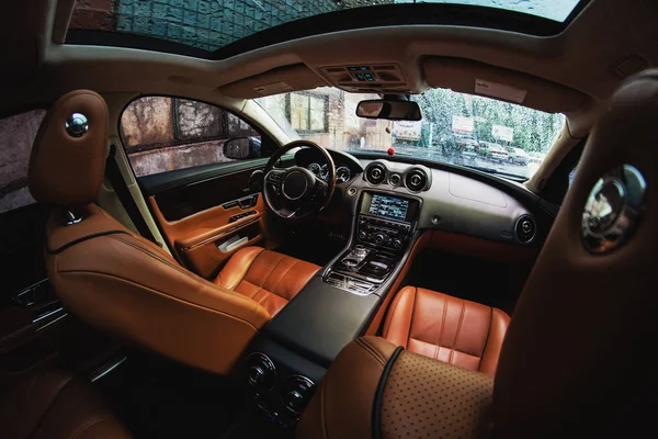 Nowoczesne luksusowe wnętrze samochodu ze skórzanymi fotelami i nowoczesną elektroniką — Zdjęcie stockowe