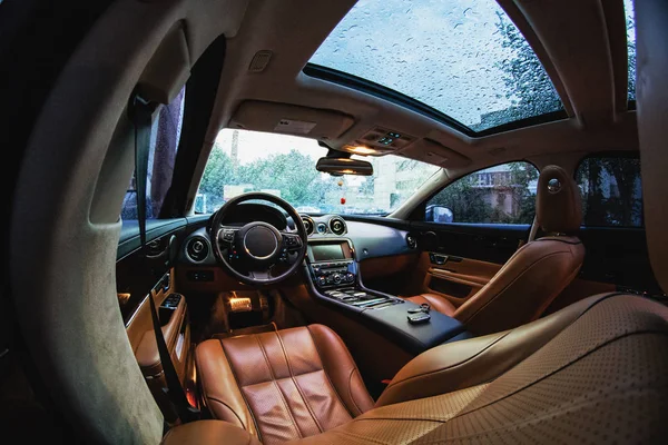 Nowoczesne luksusowe wnętrze samochodu ze skórzanymi fotelami i nowoczesną elektroniką — Zdjęcie stockowe