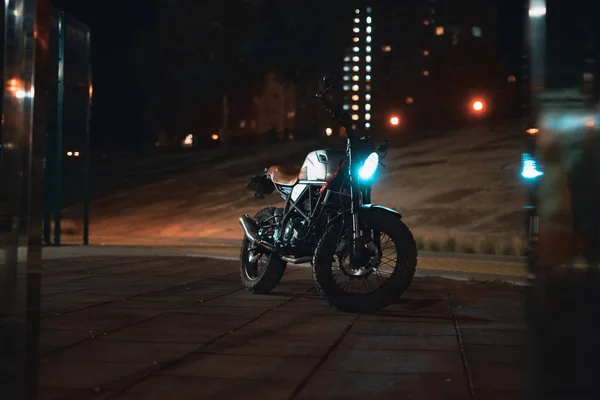 Cafe piloto scrambler motocicleta, veículo à moda antiga com modo Imagem De Stock
