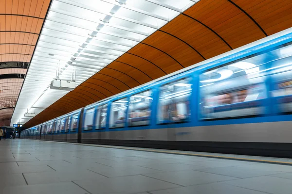 Münchner U-Bahn-Station mit futuristischem Design und orangefarbenem V lizenzfreie Stockfotos