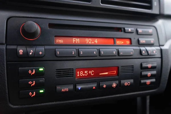Modernes Autoradio mit fm, cd, rds und roter Beleuchtung lizenzfreie Stockbilder