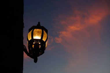 Günbatımı ve gündoğumu doğanın güzelliğidir. Gecenin sonunda ve akşam gökyüzüne mükemmel bir renk verir. Böylece bulutlar güzel görünür..