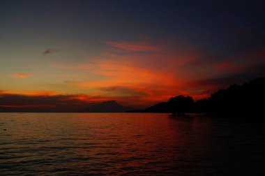 Günbatımı ve gündoğumu doğanın güzelliğidir. Gecenin sonunda ve akşam gökyüzüne mükemmel bir renk verir. Böylece bulutlar güzel görünür..
