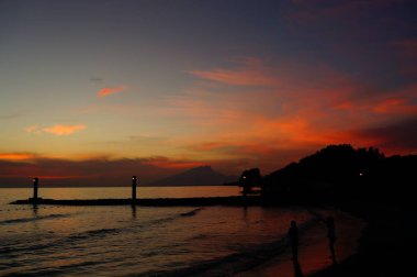 Günbatımı ve gündoğumu doğanın güzelliğidir. Gecenin sonunda ve akşam gökyüzüne mükemmel bir renk verir. Böylece bulutlar güzel görünür..