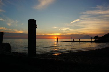 Günbatımı ve gündoğumu doğanın güzelliğidir. Gecenin sonunda ve akşam gökyüzüne mükemmel bir renk verir. Böylece bulutlar güzel görünür..