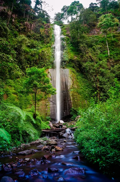 肯巴尔瀑布是邦多沃索县的自然旅游胜地之一 瀑布的水源来自阿戈布鲁山 — 图库照片