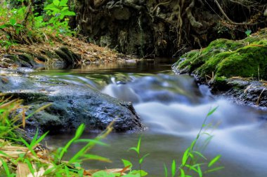Kalipait Nehri sülfür içeren ve Ijen Krateri su akışından kaynaklanan bir nehirdir. Kalipait Nehri Şelalesi, İjen Dağı 'nda sık sık ziyaret edilen turistik merkezlerden biridir.