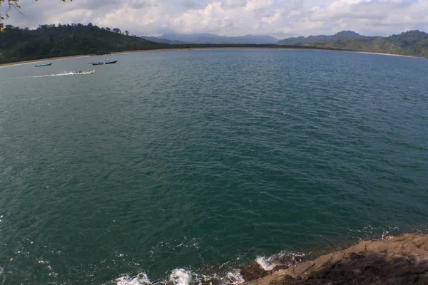 Öğleden sonra sahilin atmosferi sakin dalgalar ve güneşli hava açık deniz ve dayanıklı mercanlarla dolu..