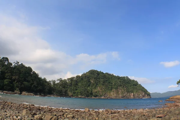 下午晚些时候的海滩氛围 平静的海浪和阳光灿烂的天气 背景是开阔的大海和坚固的珊瑚 — 图库照片