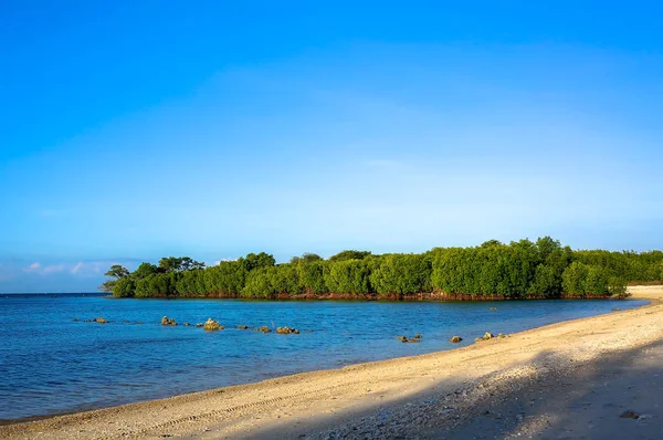 白い砂浜が残るビーチは バルーラン国立公園の一角にあり 海とバルーラン山を背景にしたビーチの美しさ — ストック写真