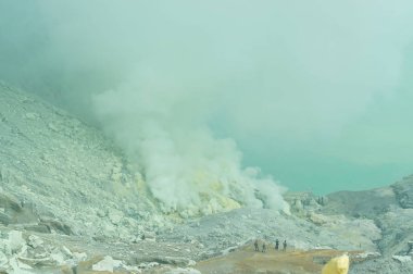 İjen Krateri, Ijen Dağı 'nın tepesinde 200 metre derinliğinde ve kraterin 5466 hektara ulaşan bir alanı bulunan asitli bir krater gölüdür..