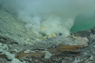 İjen Krateri, Ijen Dağı 'nın tepesinde 200 metre derinliğinde ve kraterin 5466 hektara ulaşan bir alanı bulunan asitli bir krater gölüdür..