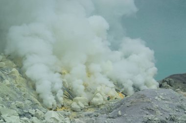 İjen Krateri, Ijen Dağı 'nın tepesinde 200 metre derinliğinde ve kraterin 5466 hektara ulaşan bir alanı bulunan asitli bir krater gölüdür..