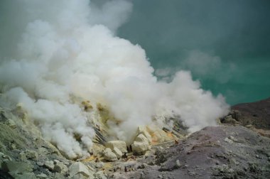İjen Krateri, Ijen Dağı 'nın tepesinde 200 metre derinliğinde ve kraterin 5466 hektara ulaşan bir alanı bulunan asitli bir krater gölüdür..