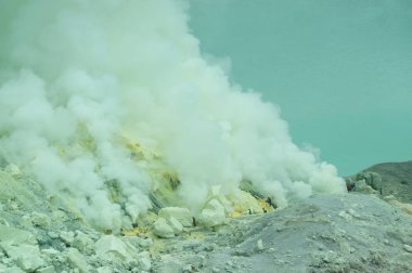İjen Krateri, Ijen Dağı 'nın tepesinde 200 metre derinliğinde ve kraterin 5466 hektara ulaşan bir alanı bulunan asitli bir krater gölüdür..