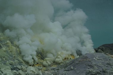 İjen Krateri, Ijen Dağı 'nın tepesinde 200 metre derinliğinde ve kraterin 5466 hektara ulaşan bir alanı bulunan asitli bir krater gölüdür..