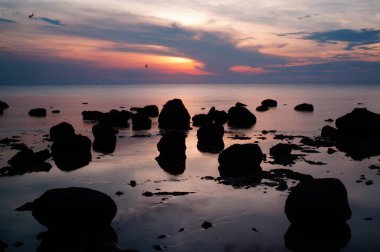 Günbatımı ve gündoğumu gecenin sonunda doğal güzelliklerdir ve alacakaranlık gökyüzüne mükemmel bir renk verir. Böylece bulutlar kayalar ve mercanların hakim olduğu plajlarla güzel görünecektir..