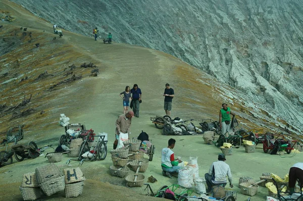 Sulfur Miners Ijen Crater Every Day Take Steep Road Load — Stock Photo, Image
