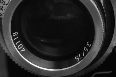 Eski kameranın lens kısmı ve kameranın geri kalanı aynı zamanda eski kamera kullanıcılarına konfor sağlayan lüks bir tasarım ile klasik tarzda.