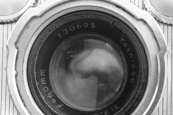 古いカメラのレンズ部分とカメラの残りの部分は 同時に古いカメラのユーザーのための快適さを提供する豪華なデザインのヴィンテージスタイルです — ストック写真