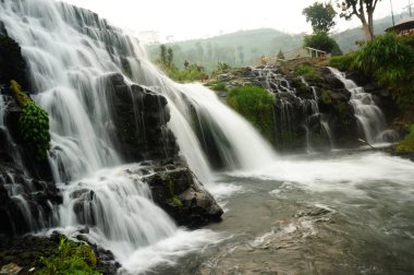 Belawan şelalesi İjen dağlık bölgesinde yer almaktadır ve Bondowoso bölgesinin turistik beldelerinden biridir, su berrak ve temiz ve hava serindir.