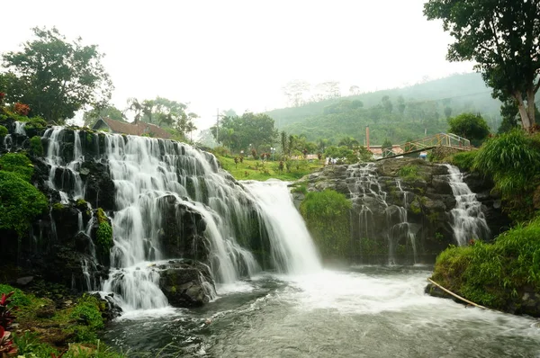 白拉万瀑布座落在伊更山地区 是邦多沃索地区的旅游胜地之一 清澈清澈的海水 凉爽的空气使游客们可以轻松地游览 — 图库照片