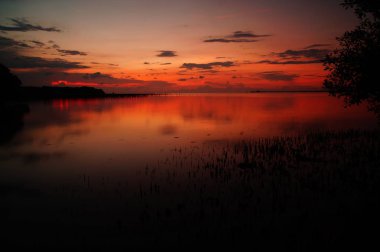 Günbatımı ve gündoğumu doğanın güzelliğidir. Gecenin sonunda ve akşam gökyüzüne mükemmel bir renk verir. Böylece bulutlar güzel görünür..