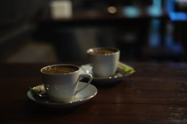 Koyu kahve sıcak suyla demlenir sonra bir fincan ile servis edilir ve aromanın tazeliğinin tadını çıkarmaya hazırdır.