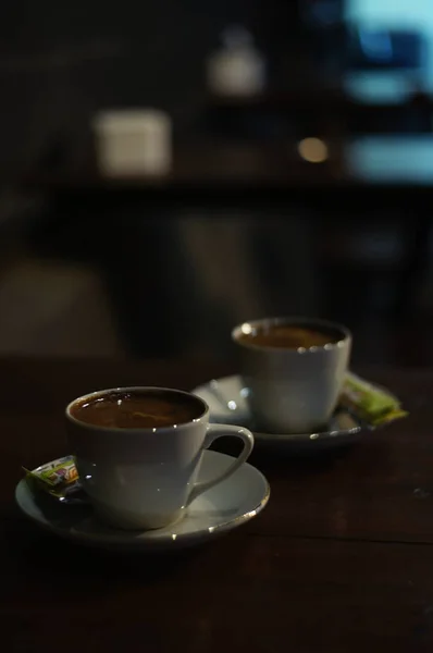 Schwarzer Kaffee Wird Mit Heißem Wasser Aufgebrüht Dann Mit Einer — Stockfoto