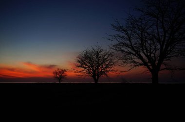 Günbatımı ve gündoğumu doğanın güzelliğidir. Gecenin sonunda ve akşam gökyüzüne mükemmel bir renk verir. Böylece bulutlar güzel görünür..