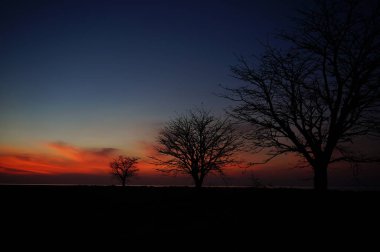 Günbatımı ve gündoğumu doğanın güzelliğidir. Gecenin sonunda ve akşam gökyüzüne mükemmel bir renk verir. Böylece bulutlar güzel görünür..