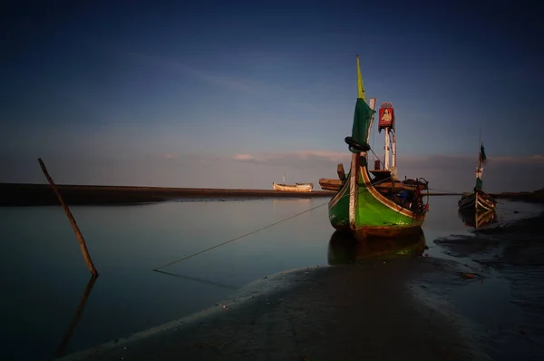 Hagyományos Halászhajók Amelyek Még Mindig Hagyományos Halászfelszerelést Használnak Hajó Olyan — Stock Fotó