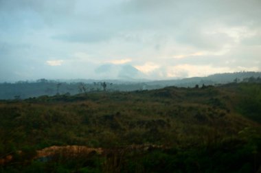 İjen dağ yamacının kendine has bir cazibesi ve serin bir atmosferi var. Ayrıca dağın altında uzanan güzel manzaranın yanı sıra..